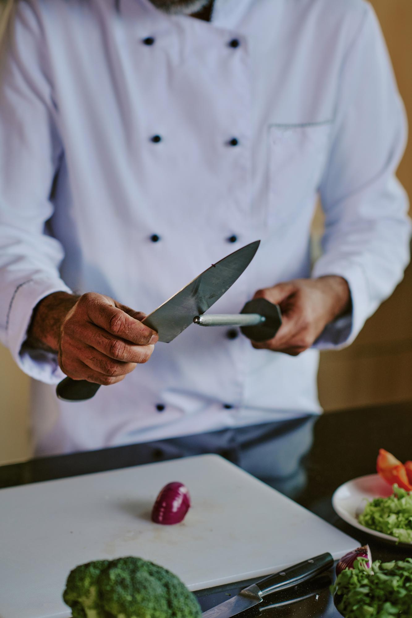 Chef che illustra tecnica di taglio
